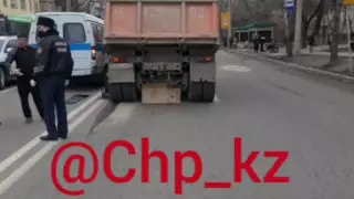 КамАЗ насмерть сбил женщину в Алматы