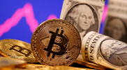 Стоимость биткоина перевалила за 54 тысячи долларов