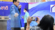 Премьер Таиланда распылил антисептик на журналистов