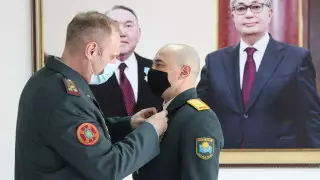 Спасшего от пожара трех человек гвардейца наградил глава МВД