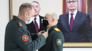 Спасшего от пожара трех человек гвардейца наградил глава МВД
