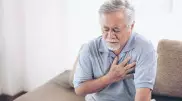 Врачи назвали необычный симптом сердечного приступа