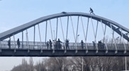 "Человек-паук" из Алматы рассказал о спасении мужчины на мосту