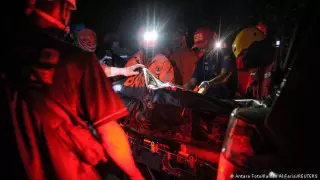 Автобус со школьниками сорвался в пропасть, погибли 27 человек