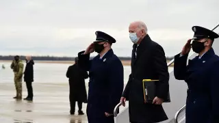 Бездомный проник на авиабазу с самолетом Байдена