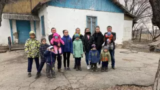 "Прожили 20 лет". Близнецов-водолазов с 12 детьми выселяют из дома под Алматы