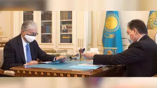 Премьер доложил Токаеву о ситуации с коронавирусом