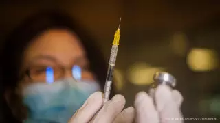 "Что нам делать?" Врачи частных клиник не знают, когда их вакцинируют