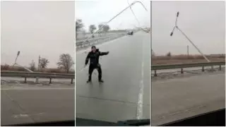 Столбы повалило из-за сильного ветра в Туркестанской области