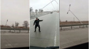 Столбы повалило из-за сильного ветра в Туркестанской области