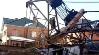 Кран придавил машину и обесточил 30 домов в Павлодаре