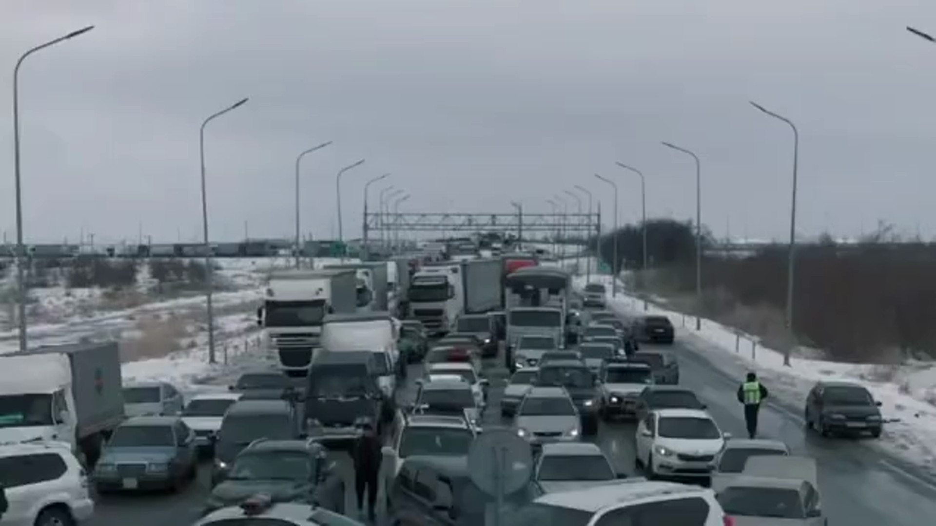 Огромную пробку на трассе Тараз - Шымкент показали с высоты: 14 марта 2021  15:12 - новости на Tengrinews.kz