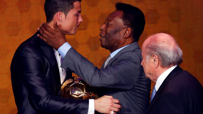 Пеле поздравляет Криштиану Роналду с Золотым мячом ФИФА в 2013 году. Фото: Reuters