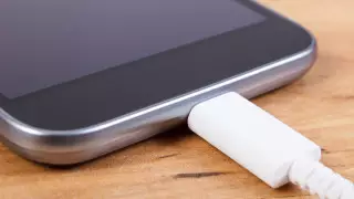 Перечислены опасные ошибки при зарядке смартфона