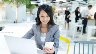 Госслужащих, которые уходили с работы на две минуты раньше, наказали в Японии