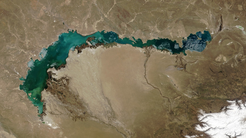 Озеро Балхаш по состоянию на апрель 2003 года. Спутниковое изображение NASA