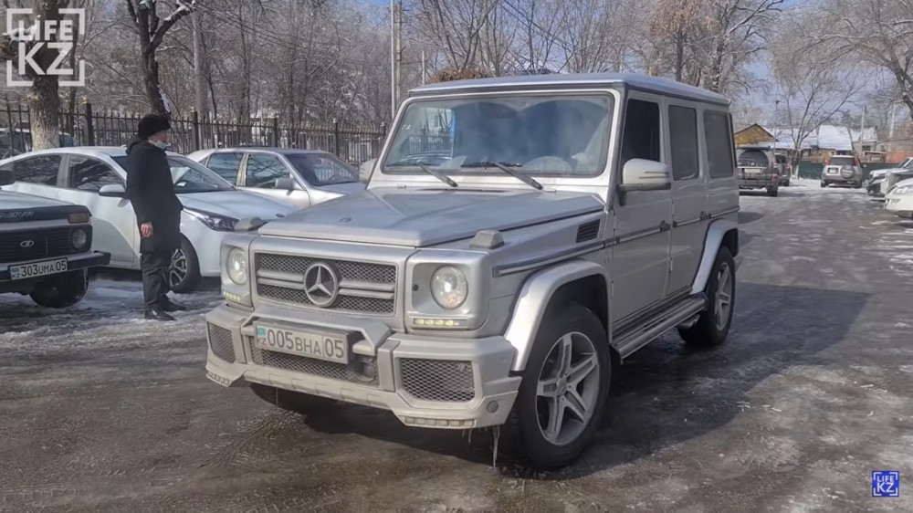 Депутат районного маслихата Талгара на своем Mercedes-Benz Gelandewagen. Кадр из видео.