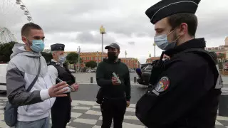 Строгий карантин снова ввели в Париже и 15 департаментах Франции