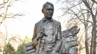 В Алматы открыли памятник Герольду Бельгеру