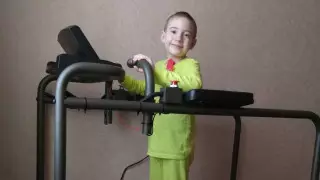 Забота о бабушке помогла особенному мальчику получить редкое оборудование