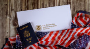 США предоставят миллионам иммигрантов возможность получить гражданство - СМИ