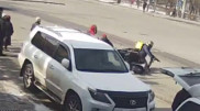Курьер на мопеде сбил коляску с грудничком и скрылся в Алматы