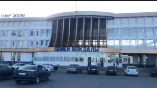 Огромная толпа на вокзале Семея попала на видео