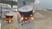 "Мы не забыли". Застрявших на границе казахстанских дальнобойщиков накормили жители Ингушетии