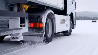 В Караганде под фурой погибли двое дальнобойщиков