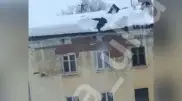 Житель ВКО упал с крыши многоэтажки при очистке снега и не пострадал