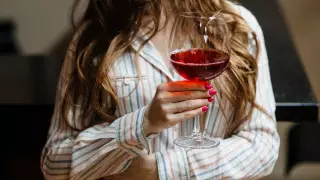 Новобрачная попала в неловкую ситуацию из-за фото с бокалом вина