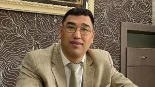 Әншілердің жарнамасы. Адвокат шулы істен кейін қысым көргенін мәлімдеді