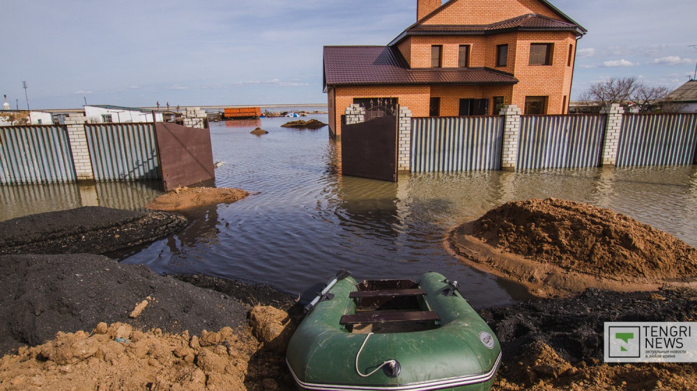 Река вышла из берегов и затопила поселок в Атырауской области
