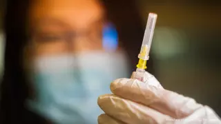 ВОЗ рекомендовала даже привившимся от COVID носить маски