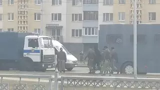 В центр Минска стянули военную технику из-за акции оппозиции. Начались задержания