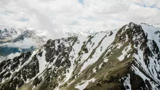 О сходе снежных лавин в горах предупредили алматинцев