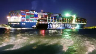 В Суэцком канале образовалась пробка из грузовых кораблей