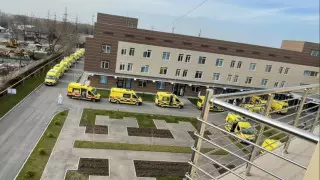 Скопление скорых у COVID-стационара объяснил аким Алматы