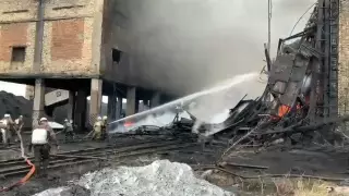 Пожар на шахте "Саранская", обрушивший галереи и часть здания, сняли на видео