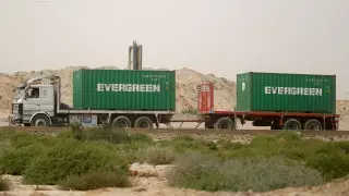 Грузовик фирмы Evergreen "повторил" блокировку Суэцкого канала на дороге