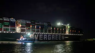 Полнолуние помогло разблокировать Суэцкий канал