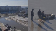 Жители Уральска переплывают затопленный город на лодках