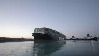 Нефть резко подешевела после освобождения Суэцкого канала