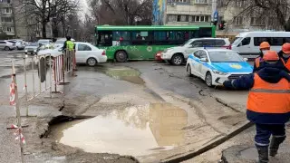 Подрядчиков лишили лицензий за разрушенные дороги в Алматы