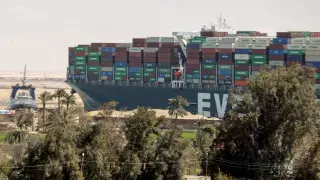 Контейнеровоз Ever Given снова перегородил Суэцкий канал - СМИ