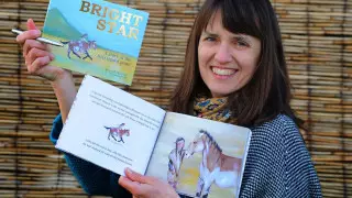 "Яркая звезда". Фэнтези о первой казахской наезднице выпустила британская писательница