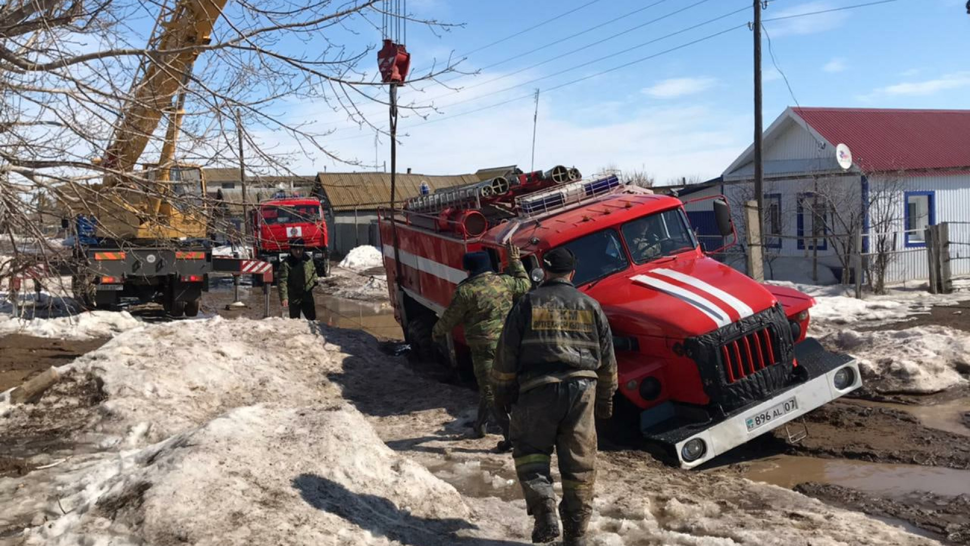 Пожарная машина застряла в оставленной строителями водопровода яме в селе  ЗКО: 01 апреля 2021 18:03 - новости на Tengrinews.kz