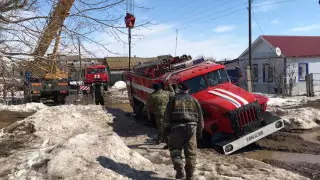 Пожарная машина застряла в оставленной строителями водопровода яме в селе ЗКО