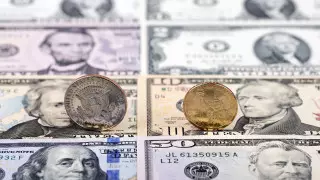 На 2 тенге вырос официальный курс доллара на 2 апреля