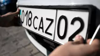 "Кривые цифры и тонкий металл". Алматинец пожаловался на качество автономеров